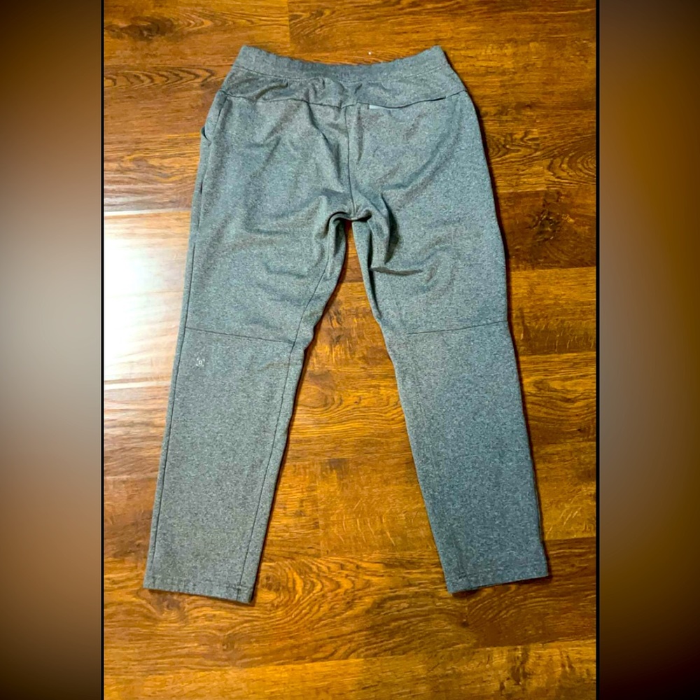 Nearly new, lululemon joggers Size 10. There are zero snags. Offers welcome!